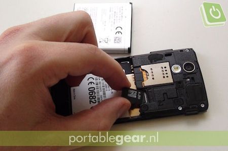 Sony Ericsson Xperia ray: microSD-kaartslot onder batterij
